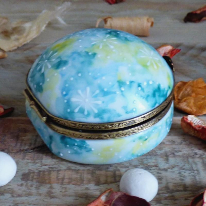 Boite à pilules porcelaine de Limoges - Naissance baptême ou communion
