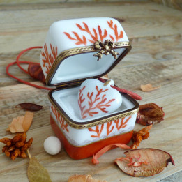 Ecrin bijoux porcelaine boite et collier cœur corail