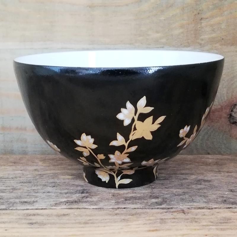 Petit bol thé ou riz rond en porcelaine décor fleurs du Japon noir or