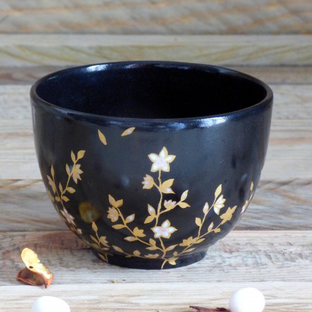 tasse thé ronde en porcelaine forme japon , décor noir et or