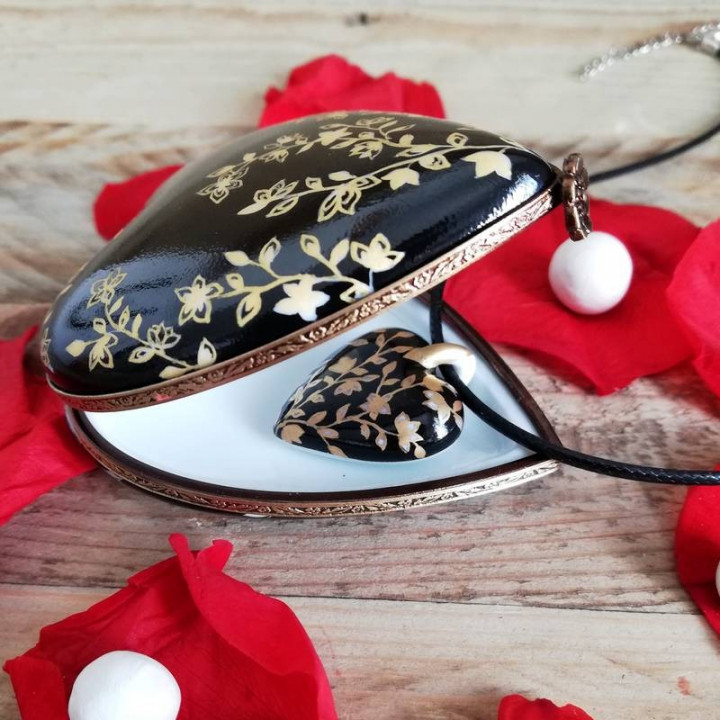 Boite  et collier coeur porcelaine Décor fleur du japon noir et or