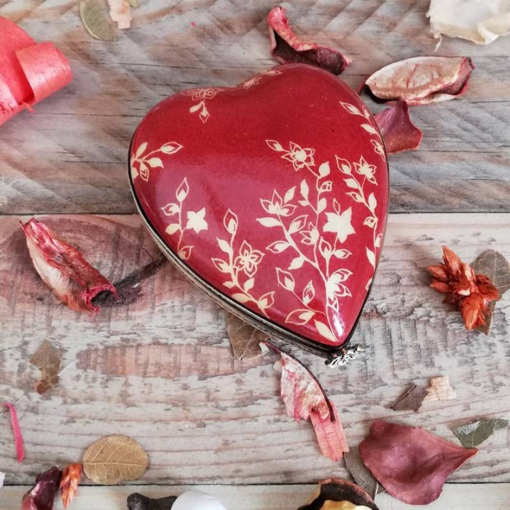 Boite bijoux et collier coeur rouge porcelaine Décor fleur du japon or
