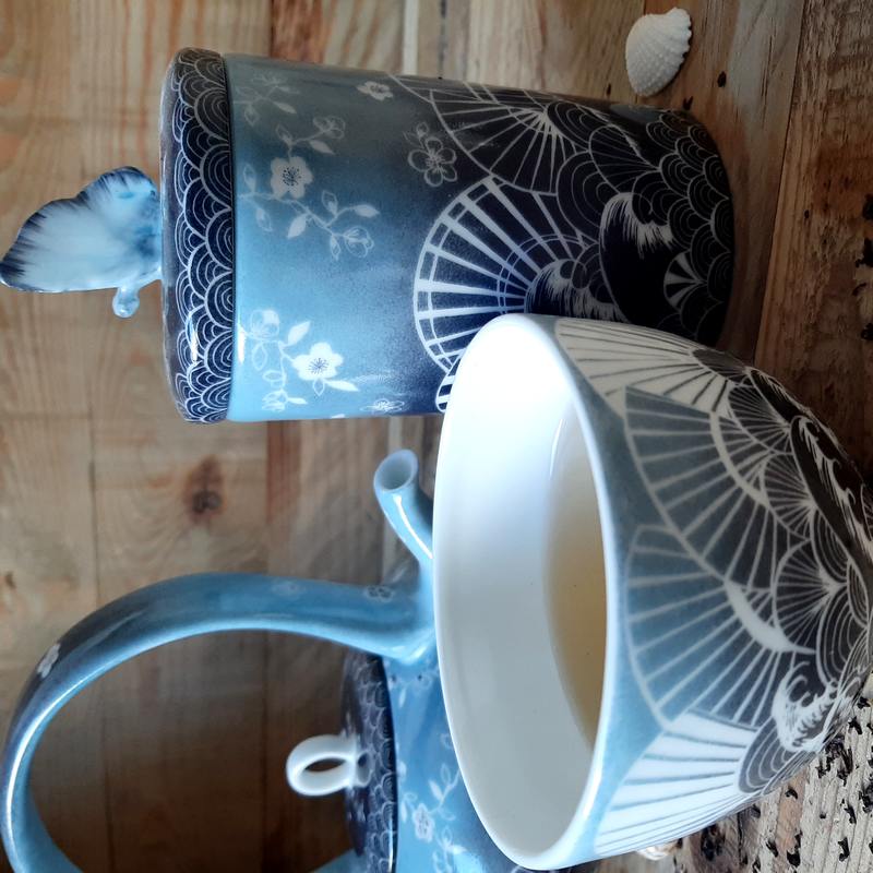 bol à thé porcelaine avec un décor bleu inspiré des fleurs et vagues du Japon