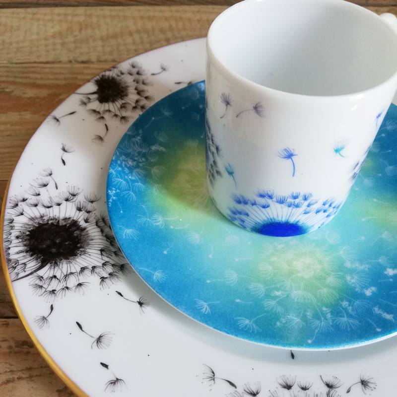 service de table porcelaine assiette de table et tasse decor pissenlit bleu