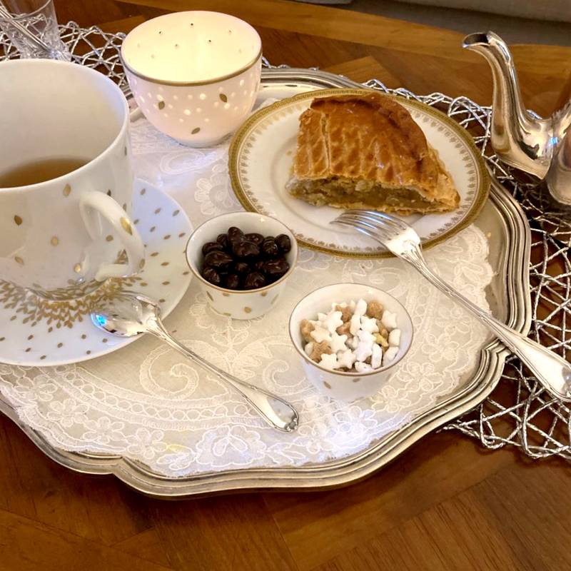 tasse déjeuner porcelaine de Limoges decor feuilles d'or