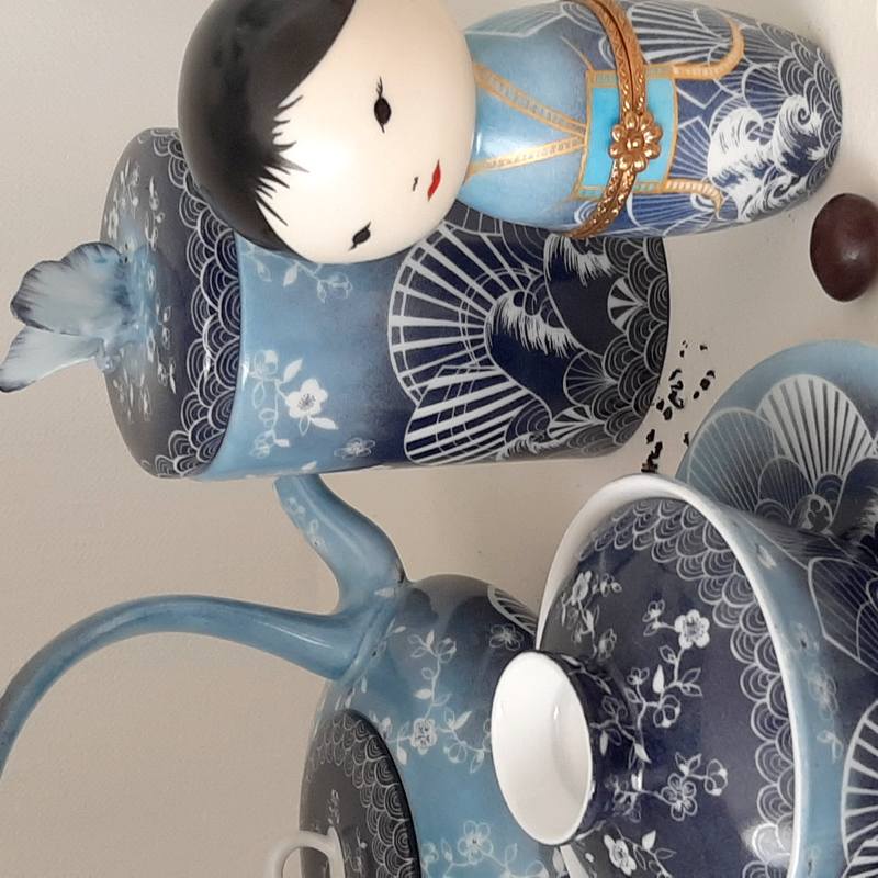 boite kokeshi porcelaine bleue décor vague hokusai