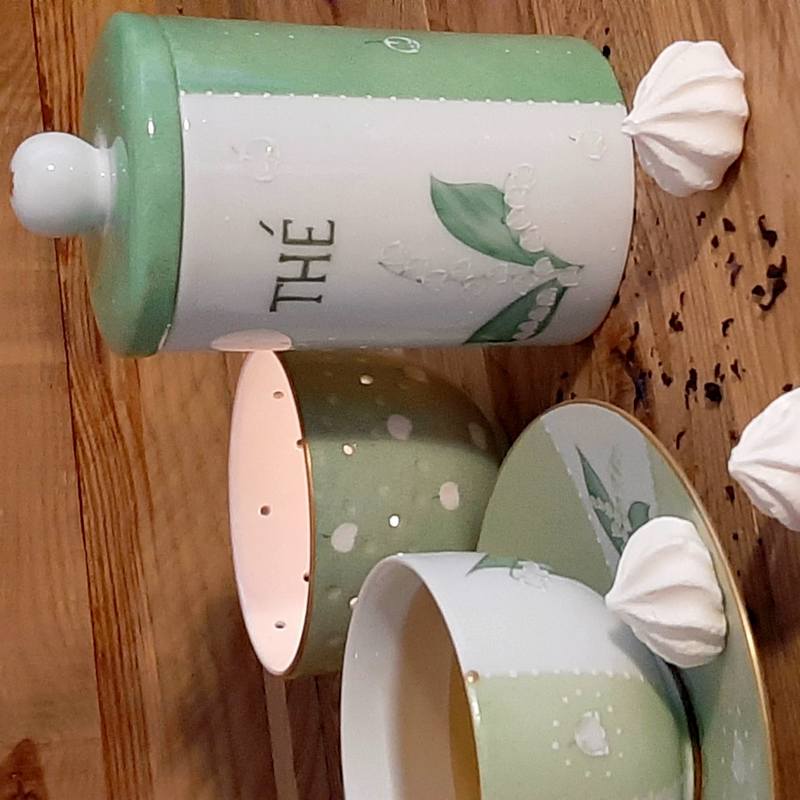 pot à thé en porcelaine décor brin de muguet