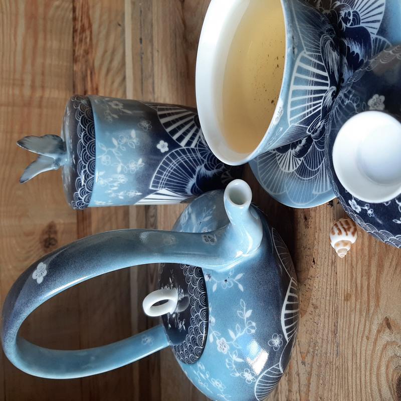 bol à thé porcelaine avec un décor bleu inspiré des fleurs et vagues du Japon