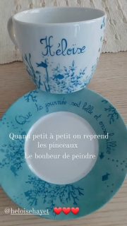 J'aurais aimé écrire que l ' année 2024 fut fabuleuse avec à l'appui  une multitude de belles photos .
Pourtant l ' année 2024  fut certainement la pire que j ' ai jamais connue, mais les photos sont réelles car en regardant en arrière  même les pires moments sont toujours accompagnés de jolies choses, des belles rencontres, des choses inspirantes, des leçons de vie .
Ma vie a volé en éclat avec la maladie et le décès de ma mère . Elle a toujours été là et même si on sait bien que l on n'est éternel on ne s' imagine pas qu' un jour elle ne sera plus là,  ni à quel point  elle nous manquera à chaque instant .
L' année 2024 a pour beaucoup de personnes de mon entourage été difficile , éprouvante voire intolérable.  Alors le souhait était qu ' elle s' arrête enfin , qu' un cycle vertueux puisse recommencer .  Que l ' on accepte les pertes et les moments douloureux et que l ' on se reconstruise. Qu' une nouvelle histoire puisse se poser sur cette nouvelle page blanche .
Les difficultés,  les échecs nous font grandir , nous construisent .
Des fois on croit que l ' on y arrivera pas tellement c' est difficile ,mais  comme on le disait avec ma tendre amie @hinaya237 , on a resisté, chaque jour de passé était un jour de gagné.  Et 2025 nous offre cette page blanche , à nous d' écrire l ' histoire avec ce que l ' on est desormais .
Pour ma part c ' est également le moment de me former au #kintsugi , cela fait un moment que j ' en avais envie et le moment est venu de réparer et de prendre le temps .
Il y aura par conséquence, certainement des posts sur cet art en plus de mes autres projets de porcelaine car même si cette année j' ai mis mon métier entre parenthèse assez souvent c' est lui qui m' a apporté tous ces bons moments, que ce soit le plaisir de peindre ou celui de retrouver mes élèves.
Alors je vous souhaite une très bonne année 2025 avec joie et bonheur . Que chaque jour il vous arrive une jolie chose .
#arttherapie #artisandart #metierdartgrandest #peinturesurporcelaine #porcelainedefrance #strasbourg #2025