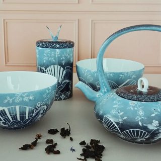 Une collection de 6 bols pour des petits déjeuners. De la collection La vague bleue, inspirée de #hokusai . Son oeuvre qui me touche et porte tellement d ' émotion.
Un décor qui appelle à la sérénité et une technique de gravure qui par la concentration nécessaire amène également à  rentrer dans sa bulle créative et à se laisser porter par le décor qui se révèle peu à peu.
#boldejeuner #porcelaineartisanale #artisandart #metierdartgrandest #faitmain  #gravure #seablue #breakfastcup #cadeaupersonnalisé #nocesdeporcelaine #20ansdemariage