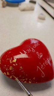 Il y a des commandes qui vous touchent au delà de ce que vous pensiez. Un coeur rouge pour un anniversaire posthume , ça aurait fait 20 ans ... il n ' est plus là. Une commande qui m ' a bouleversée. Récemment on m ' a dit que j ' avais dans les mains quelque chose et que je devais m ' en servir pour créer des décors bien sur mais des émotions . Cette commande est tellement chargée d ' émotion ou d ' émotions. Un coeur semé de feuille d' or posée comme une pluie d ' étoiles.  Un cadeau rempli d ' amour qui traverse le temps et le voile .
Ce que j ' aime dans mon métier,  être au service de vos émotions.
J ' espère qu ' il apportera de l ' amour et de l ' apaisement .
#cadeaupersonnalisé  #nocesdeporcelaine  #20ansdemariage #anniversairedemariage
#declarationdamour #metierdartgrandest  #artisandart  #strasbourg #coeurrouge #coeur  #lovestory #frenchporcelain  #redheart