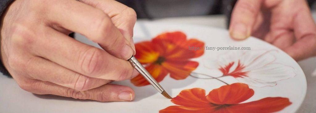 Stéphanie Hayet décoratrice sur porcelaine L'Atelier Porcelaine