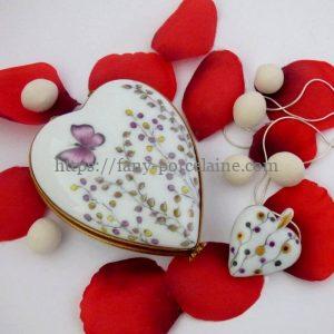 boite coeur et collier assorti porcelaine de Limoges décor papillon et brindille or