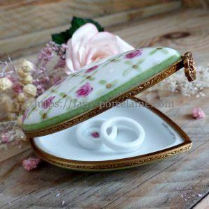 Boite coeur porcelaine décor petites roses et or