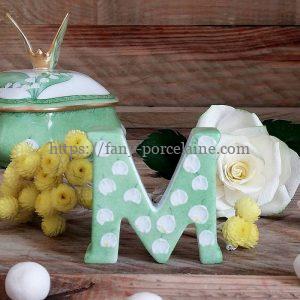 lettre-M-porcelaine-muguet-porte-bonheur