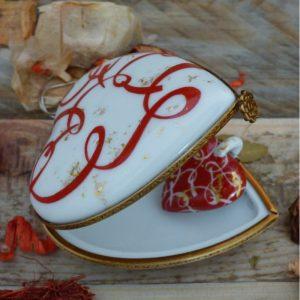 boite à bijoux et collier coeur assorti en porcelaine de Limoges décor de ruban rouge et feuilles d'or