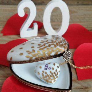 boite et collier coeur en porcelaine , un décor or pour vos 20 ans de mariage