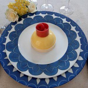 duo assiette en porcelaine pour service de table peint à la main avec un décor géométrique bleu saphir