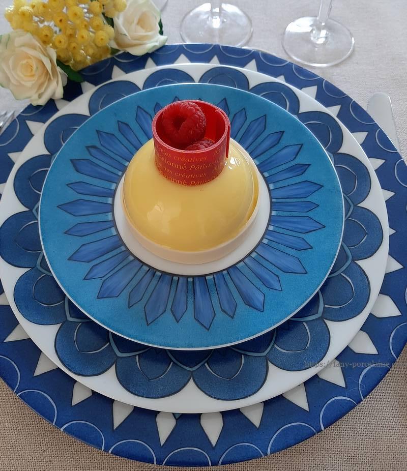 assiette de table en porcelaine bleue de la collection Saphir