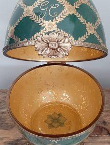 boite oeuf en porcelaine décor or et vert empire