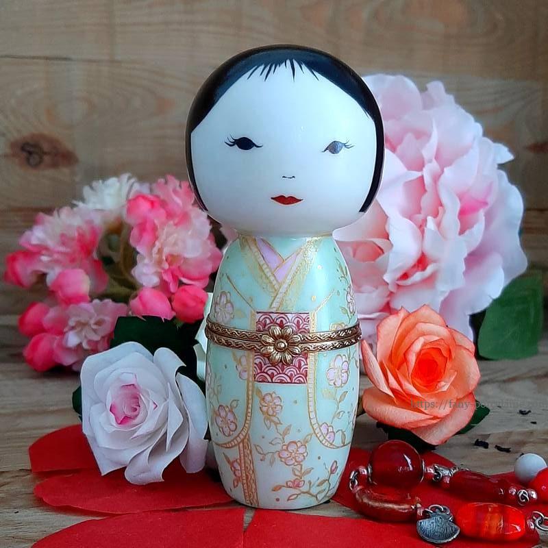 Boite en porcelaine en forme de kokeshi , peint à la main décor fleurs et grues couronnées