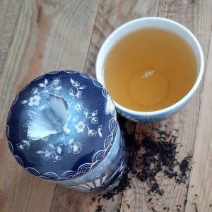 pot à thé et petit bol en porcelaine au décor bleu inspiré de Hokusai